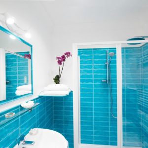Hotel Positano spacious bathroom