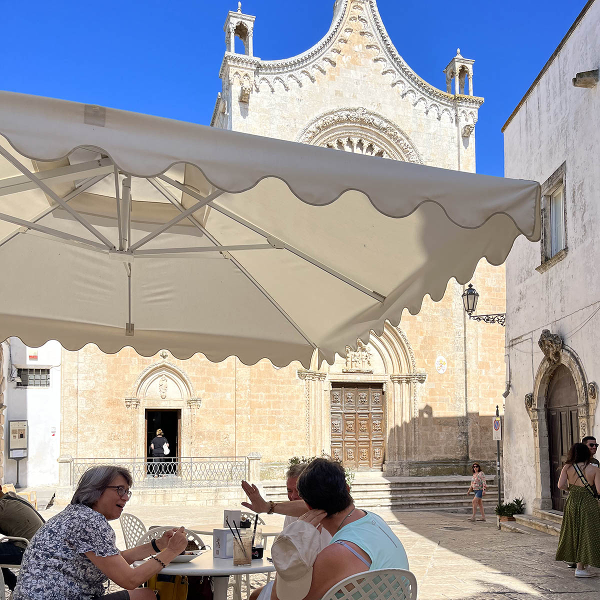 Giorno 5 | Trasferimento alla Nuova Struttura, Visita Ostuni, Cena di Benvenuto in Valle d'Itria